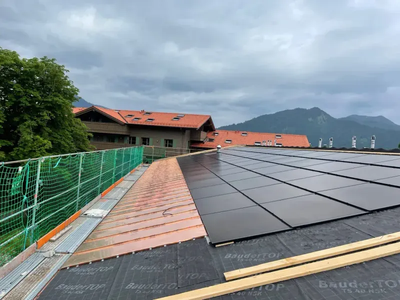 Dachbaustelle mit Solrif-Indachmodulen und Anschlussblechen
