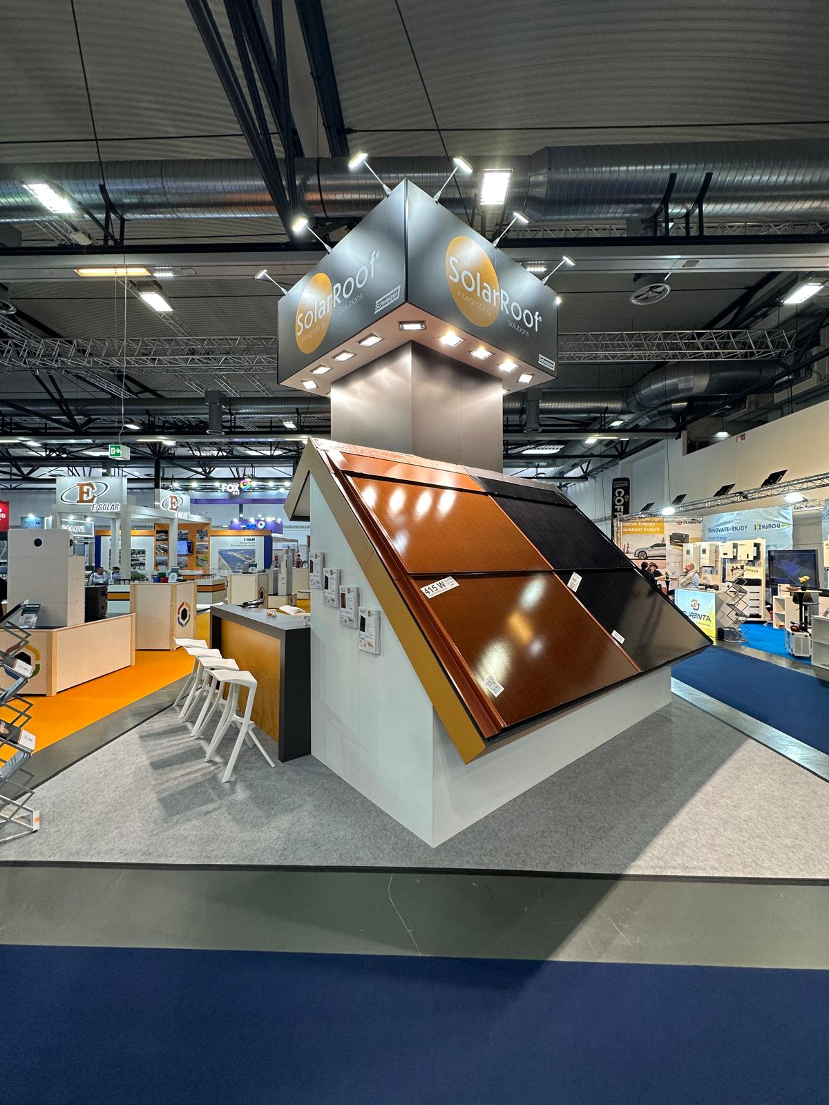 Indach-Dachmodell mit Terrakotta-Solarmodulen und Full-Black-Modulen am SolarRoof-Messestand
